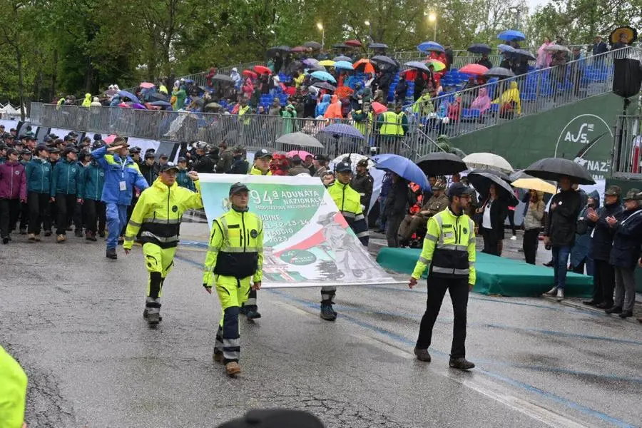 Adunata degli Alpini di Udine, la premier Meloni alla grande sfilata conclusiva
