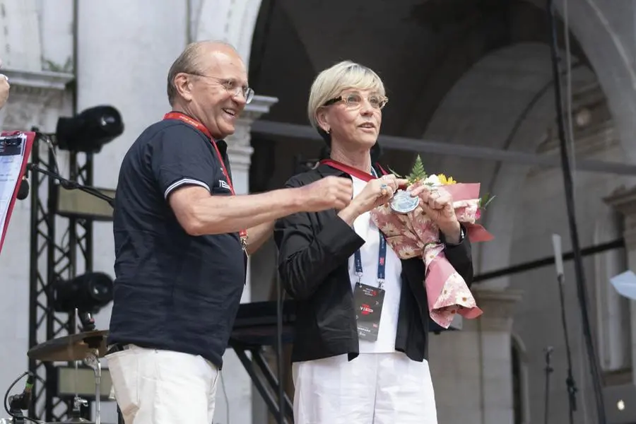 I vincitori della Mille Miglia 2023 sul palco in piazza Loggia