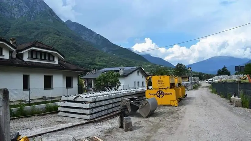 Le traversine pronte alla posa lungo il tracciato della Brescia-Iseo-Edolo a Niardo - Foto Alex Franini