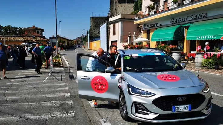 Scolaresche in attesa dei ciclisti del Giro d'Italia a Gargnano