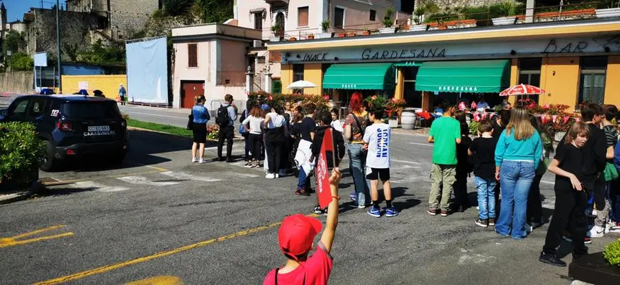 Scolaresche in attesa dei ciclisti del Giro d'Italia a Gargnano