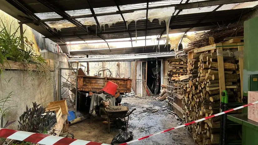Botticino, in fiamme un deposito di legna e attrezzi