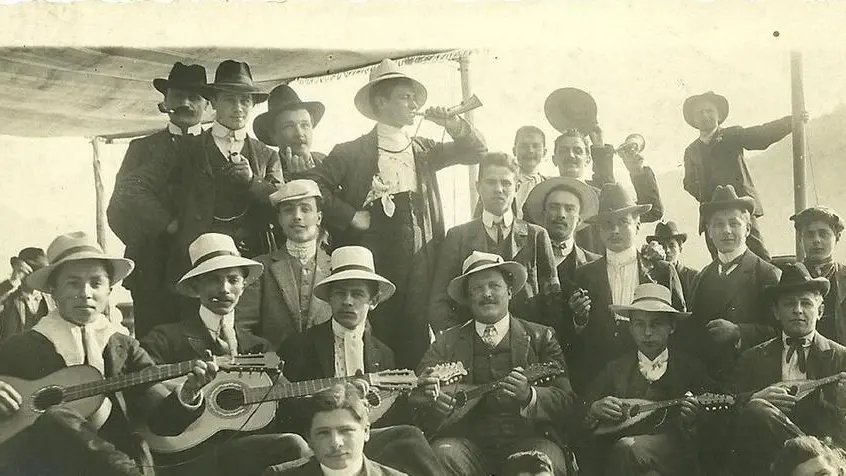 Un gruppo di socialisti rovatesi. Il Primo maggio era celebrato anche con gite e momenti conviviali - © www.giornaledibrescia.it