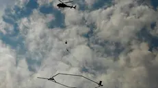 L'elicottero con la grande antenna esagonale immortalato nei cieli tra Nave e Bovezzo - Foto Giovanni Benini/Neg © www.giornaledibrescia.it