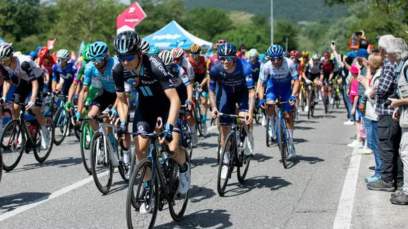 La partenza della 16esima tappa del Giro d'Italia a Vobarno