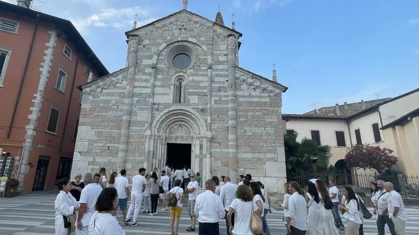 Amici e famigliari di Greta Nedrotti alla chiesa di Maderno - Foto © www.giornaledibrescia.it