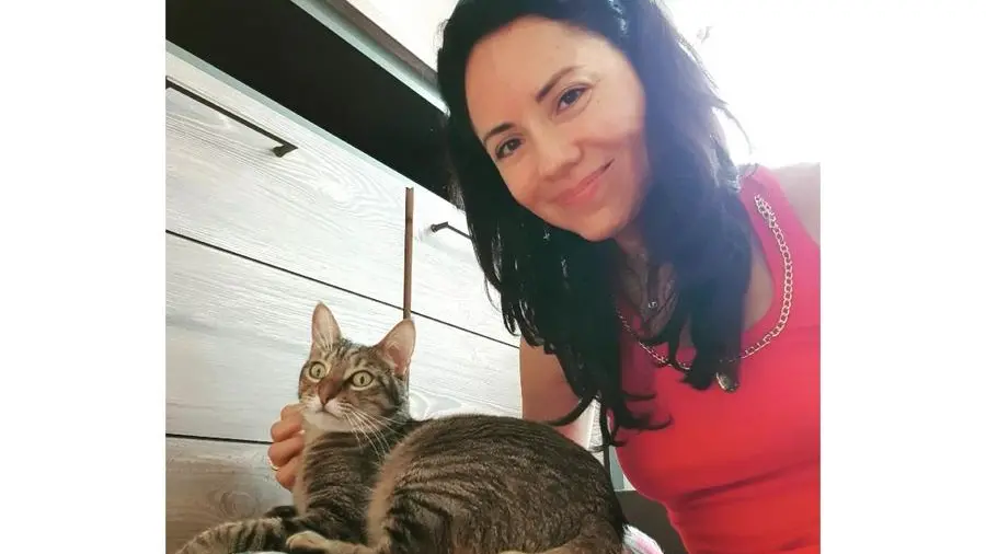 Fernanda Hinostroza con alcuni dei gatti di cui si prende cura