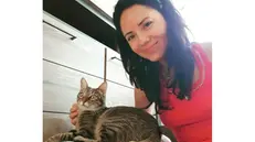 Fernanda Hinostroza con alcuni dei gatti di cui si prende cura