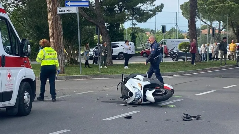 La moto a terra dopo lo schianto a Sirmione - © www.giornaledibrescia.it