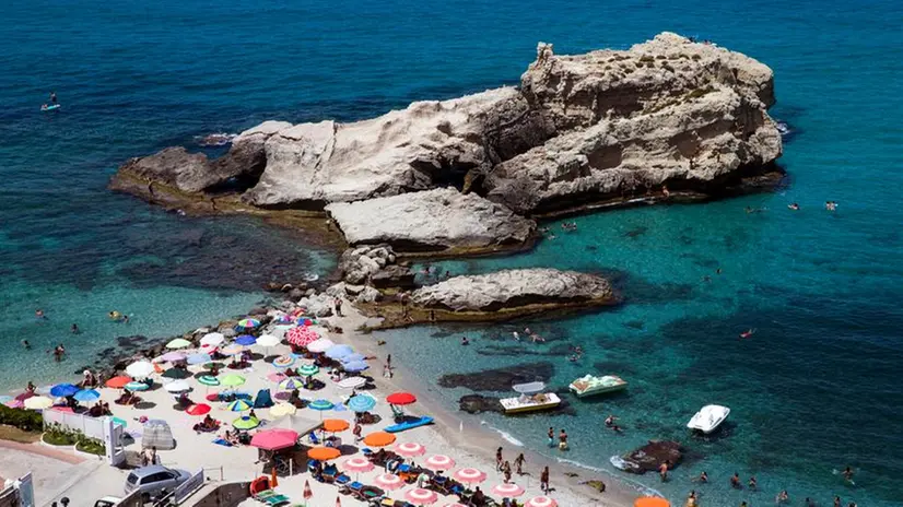 Bagnanti in spiaggia a Baia di Riaci in Calabria, Tropea, 27 luglio 2022. ANSA/ANGELO CARCONI