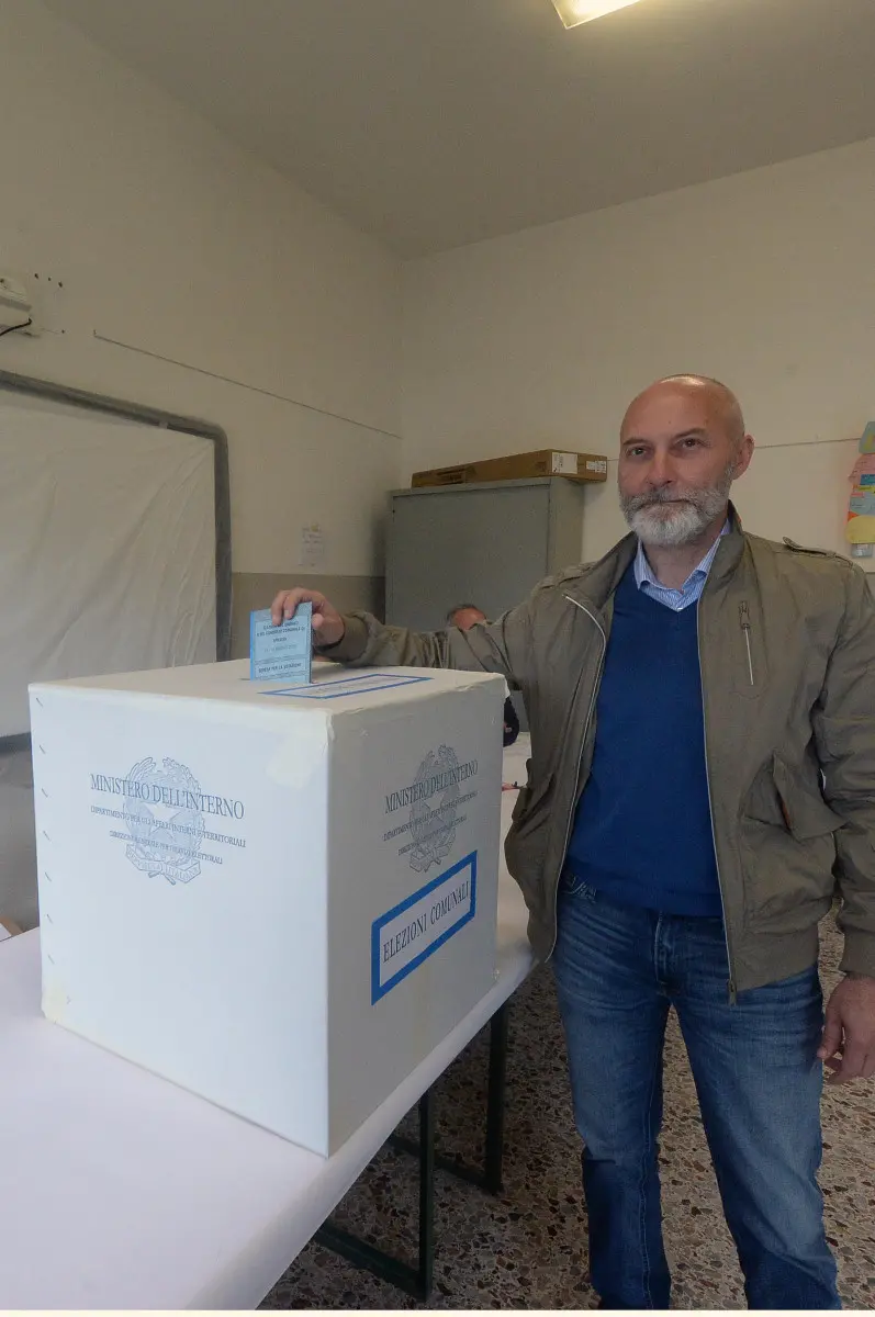 Il candidato sindaco Alessandro Lucà al voto