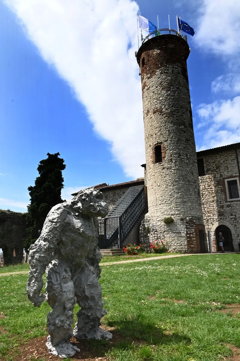 Sogni di gloria, la mostra all'aperto allestita in Castello a Brescia