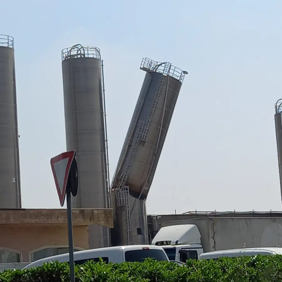 Un silos pericolante della Forever Plast dopo l'incendio - © www.giornaledibrescia.it