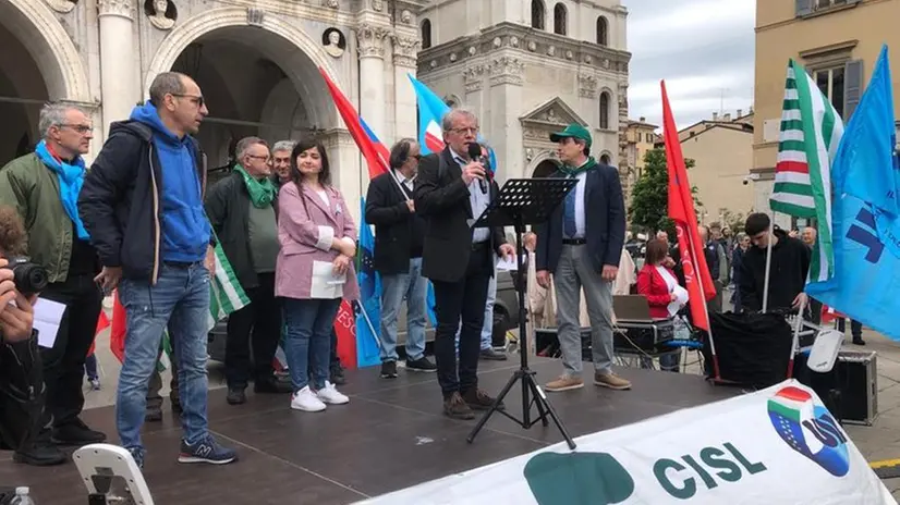 Il corteo per il Primo maggio organizzato da Cgil, Cisl e Uil