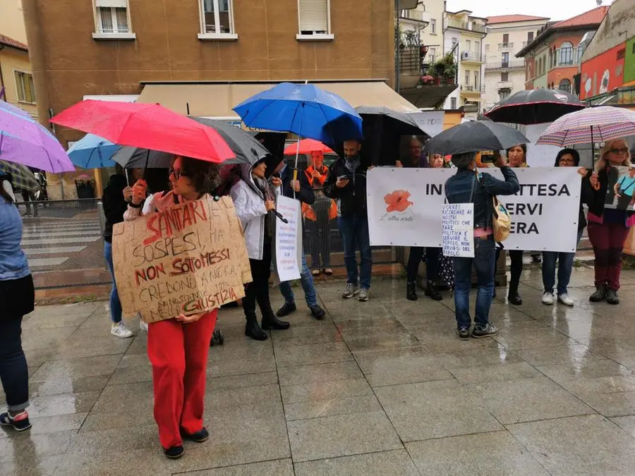 La protesta no vax fuori dal tribunale di Brescia
