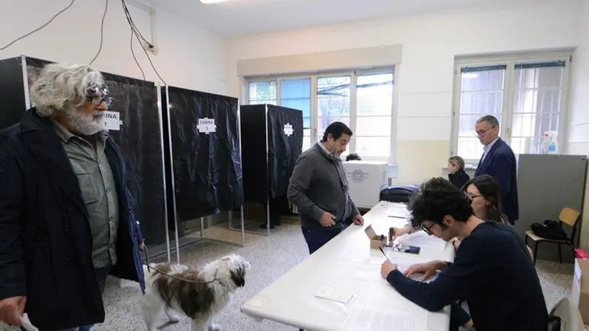 Cittadini al voto per le elezioni comunali di Brescia
