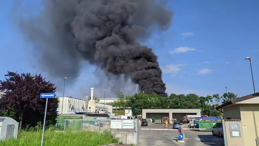 L'incendio in un'azienda nella zona industriale di Palazzolo