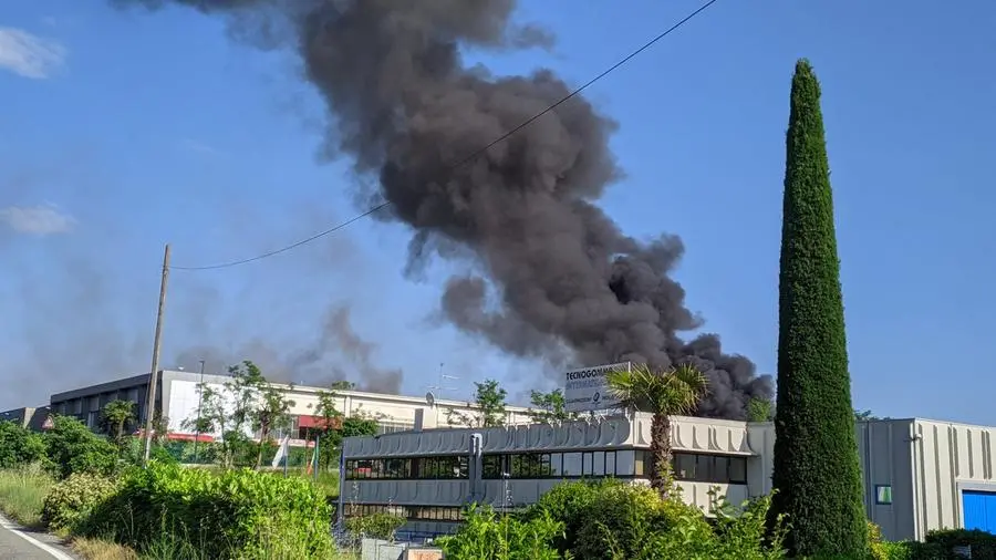 L'incendio in un'azienda nella zona industriale di Palazzolo