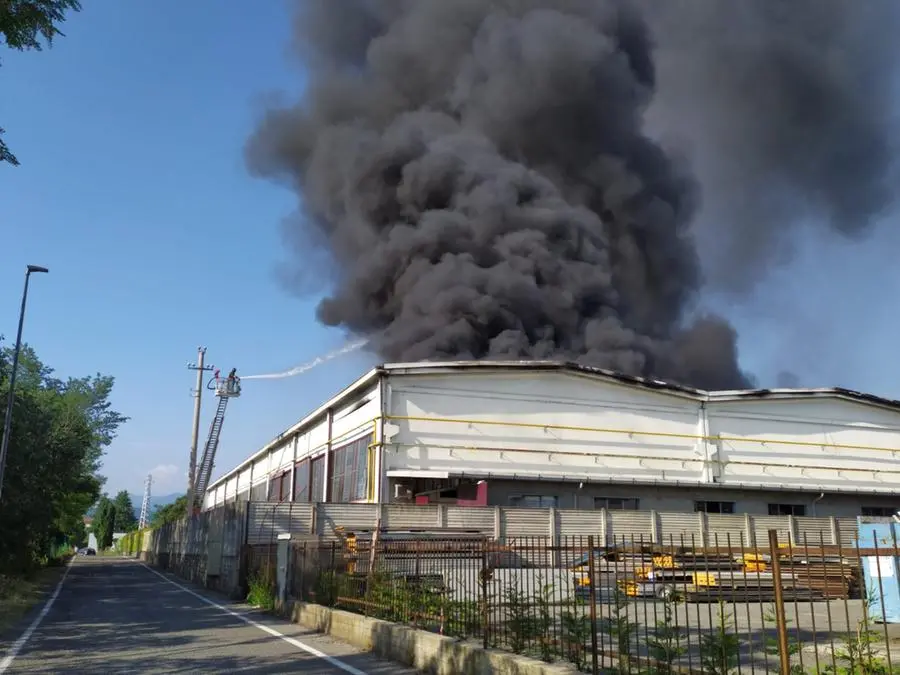 L'incendio in un'azienda nella zona industriale di Palazzolo