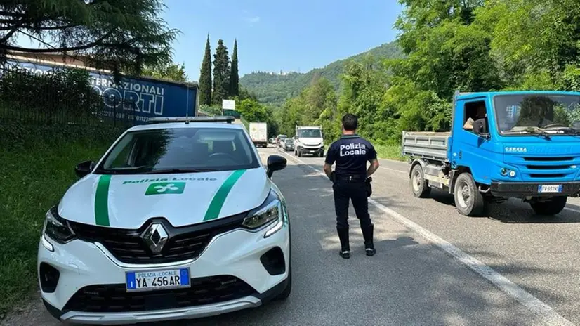 Gli agenti della Polizia locale in Valsabbia - © www.giornaledibrescia.it