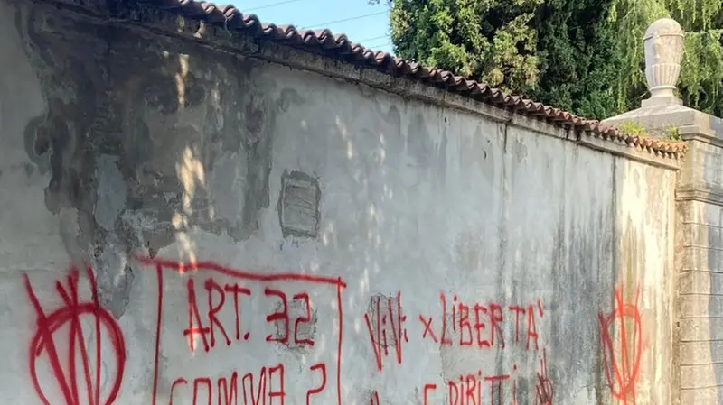 Il cimitero di Gavardo imbrattato da scritte no vax