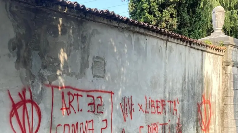 Il cimitero di Gavardo imbrattato da scritte no vax