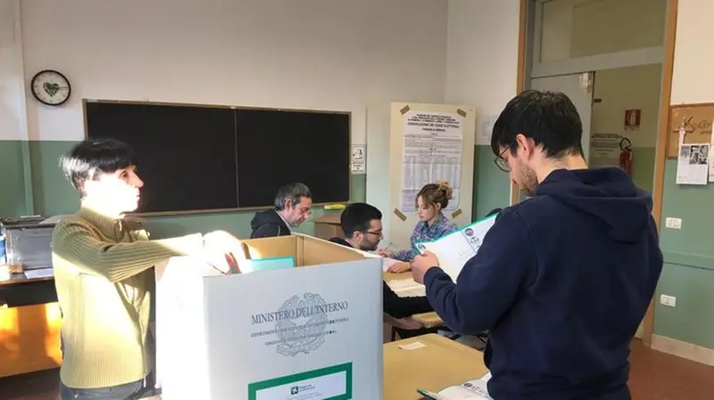 Lo scrutinio è in corso nei seggi bresciani - Foto Marco Ortogni/Neg © www.giornaledibrescia.it