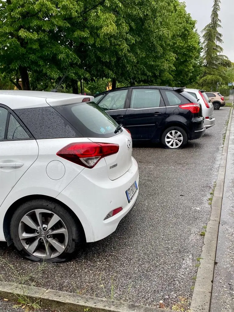 Nella zona del parco delle Pozze di Lonato sono state forate le gomme a diverse auto