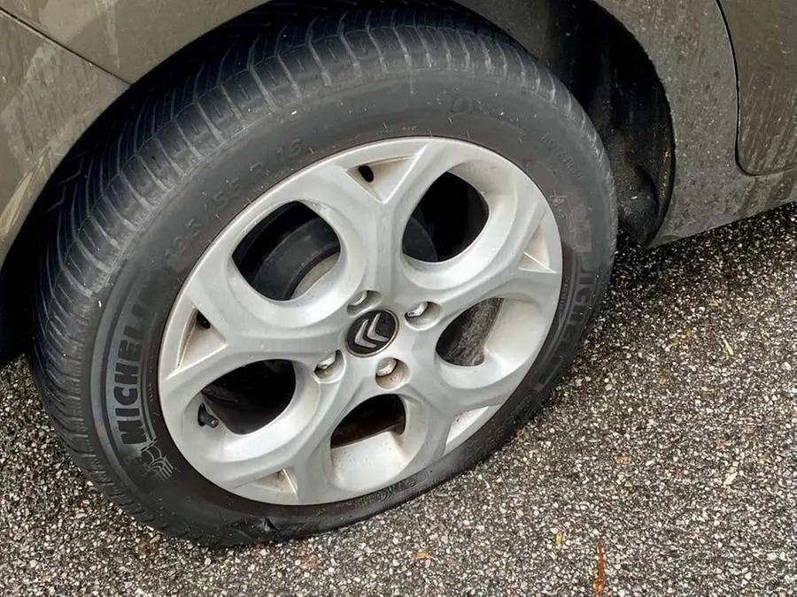 Nella zona del parco delle Pozze di Lonato sono state forate le gomme a diverse auto