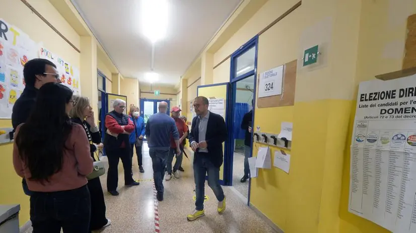 Il candidato sindaco Fabio Rolfi al seggio elettorale