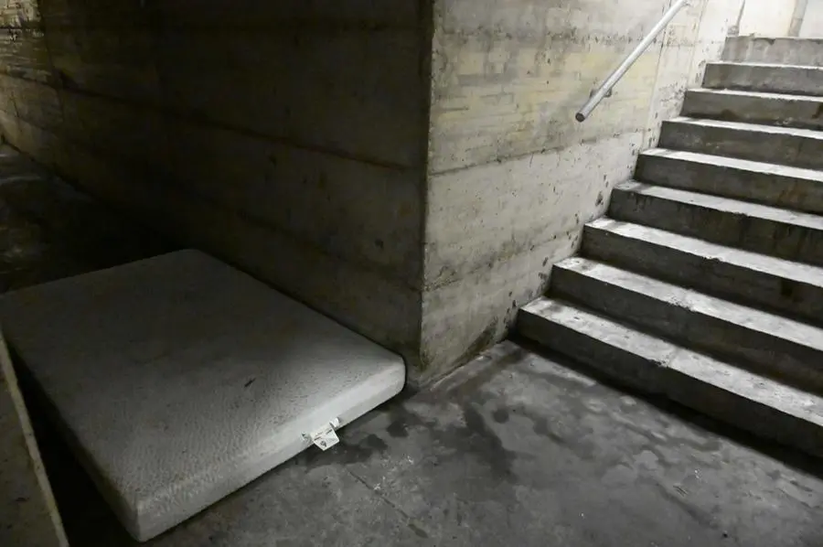 Materassi nelle scale del Freccia Rossa, giaciglio per la notte - Gabriele Strada /Neg © www.giornaledibrescia.it