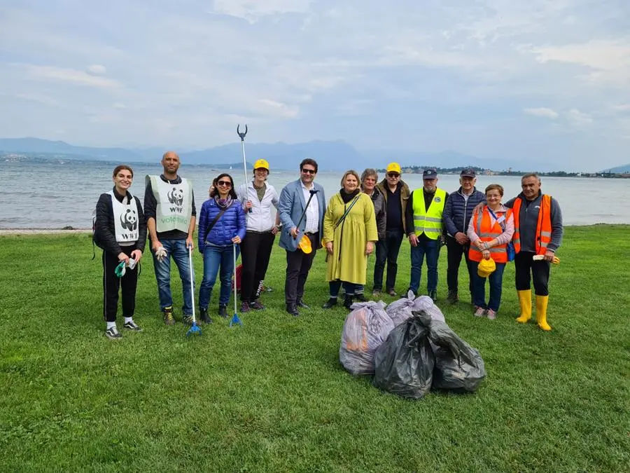 Volontari all'opera nei comuni bresciani per la Giornata del Verde pulito