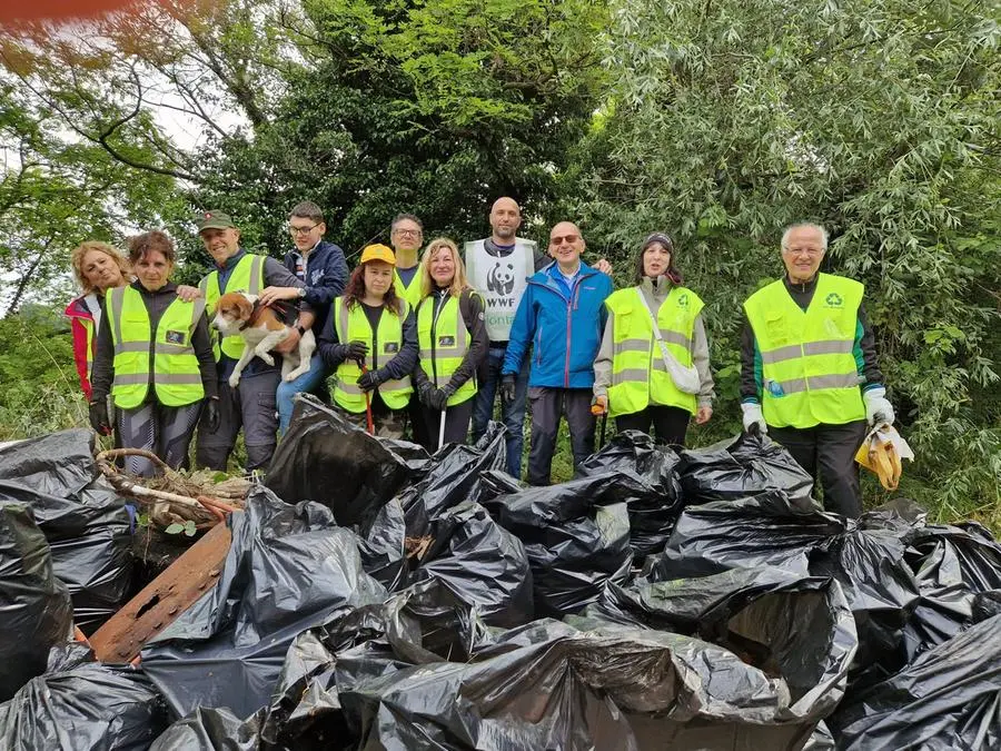 Volontari all'opera nei comuni bresciani per la Giornata del Verde pulito