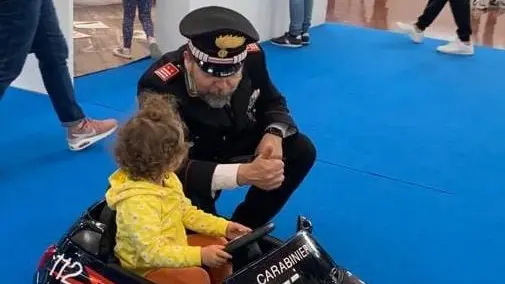 Un bambino sulla macchina dei carabinieri