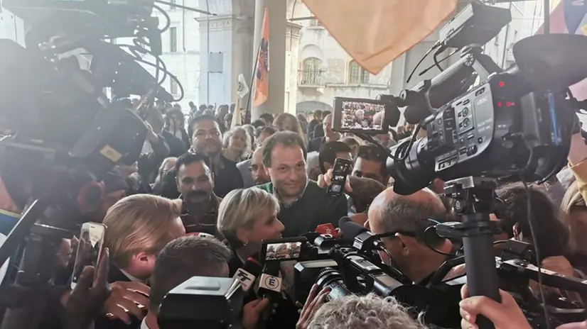 Laura Castelletti assediata dai giornalisti in Loggia