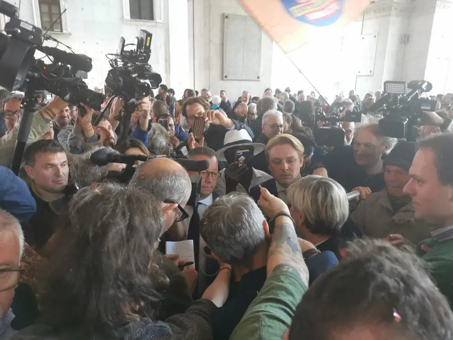 Laura Castelletti assediata dai giornalisti in Loggia