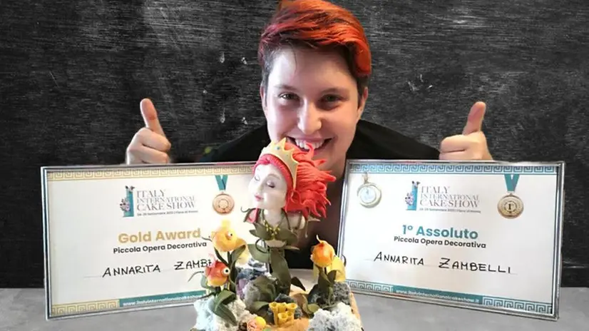 Annarita Zambelli e alcune delle sue opere in pasta di zucchero