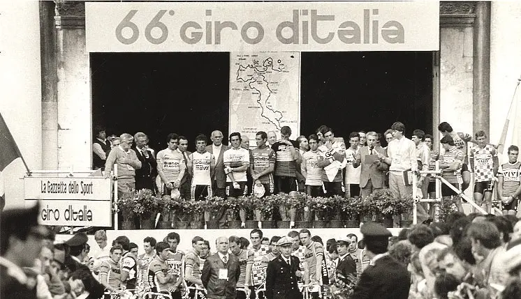 Sul palco i capitani delle squadre che corsero il Giro d’Italia 1983 - © www.giornaledibrescia.it