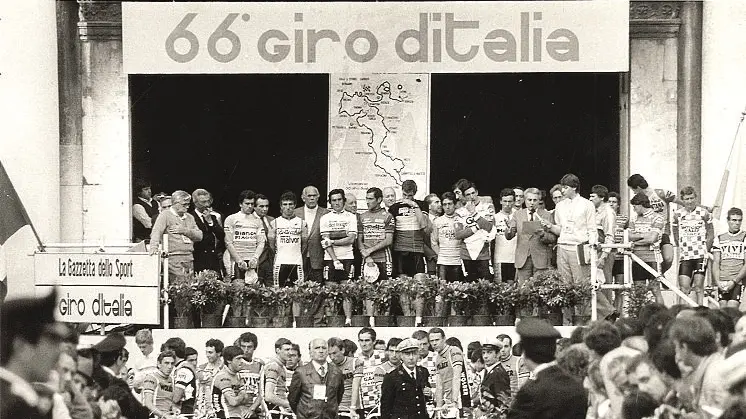 Sul palco i capitani delle squadre che corsero il Giro d’Italia 1983 - © www.giornaledibrescia.it