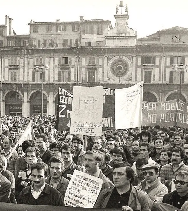 Alcuni momenti di quella giornata: dallo sciopero in piazza Loggia ai tifosi che attesero il passagg