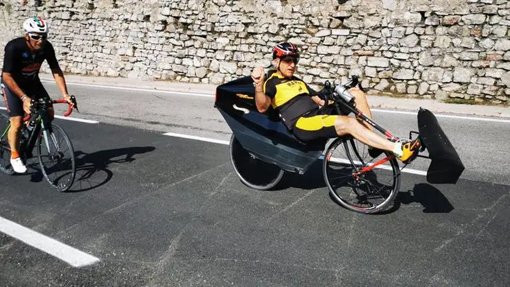 L'attesa del passaggio dei ciclisti del Giro d'Italia a Gargnano