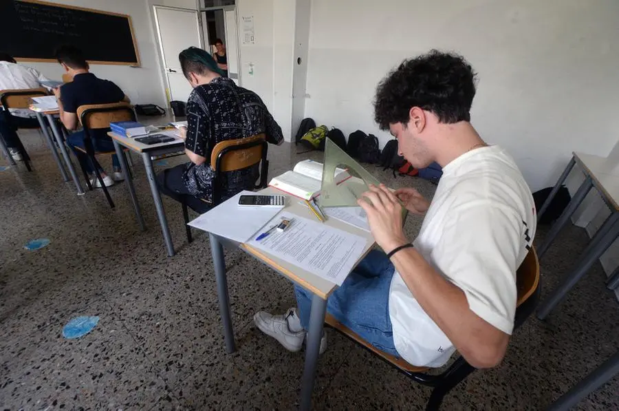 Studenti impegnati nella seconda prova della maturità negli istituti bresciani