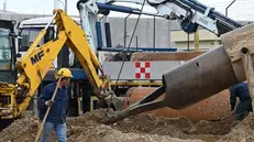 Gli operai ampliano la barriera idraulica della Caffaro - © www.giornaledibrescia.it
