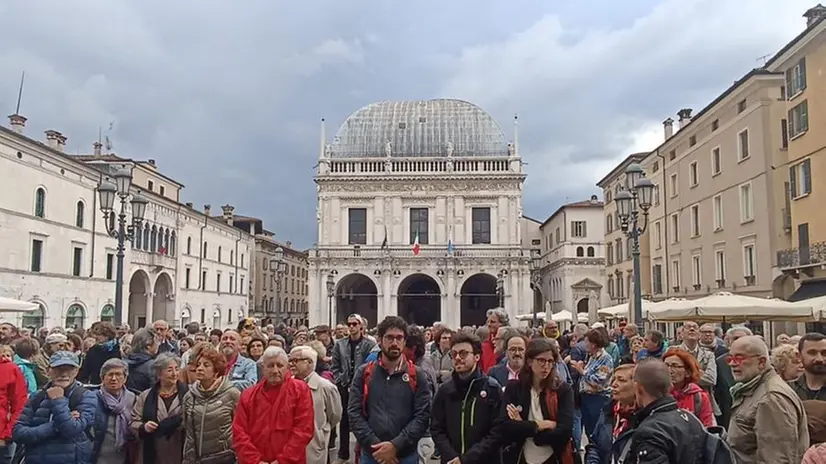 Almeno 400 le persone che hanno partecipato al flash mob di protesta in piazza Loggia