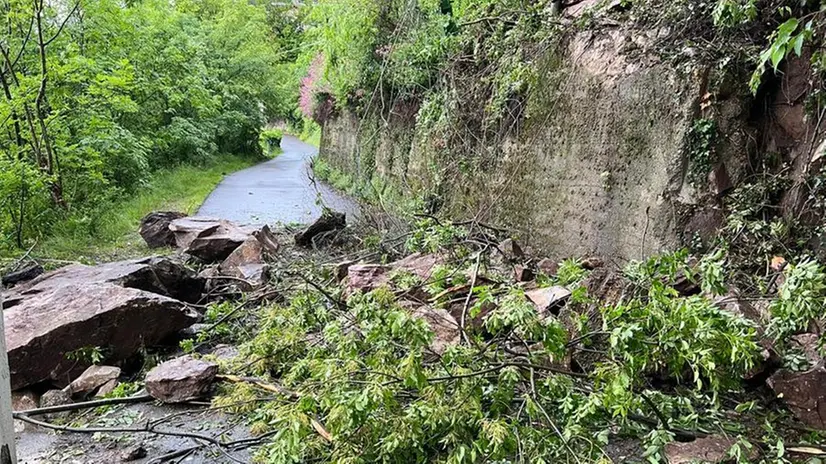 La frana sulla strada tra Angolo Terme e Rodino