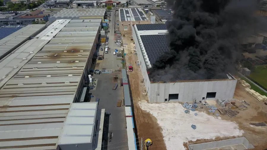 Grosso incendio alla Tecnofor di Paitone