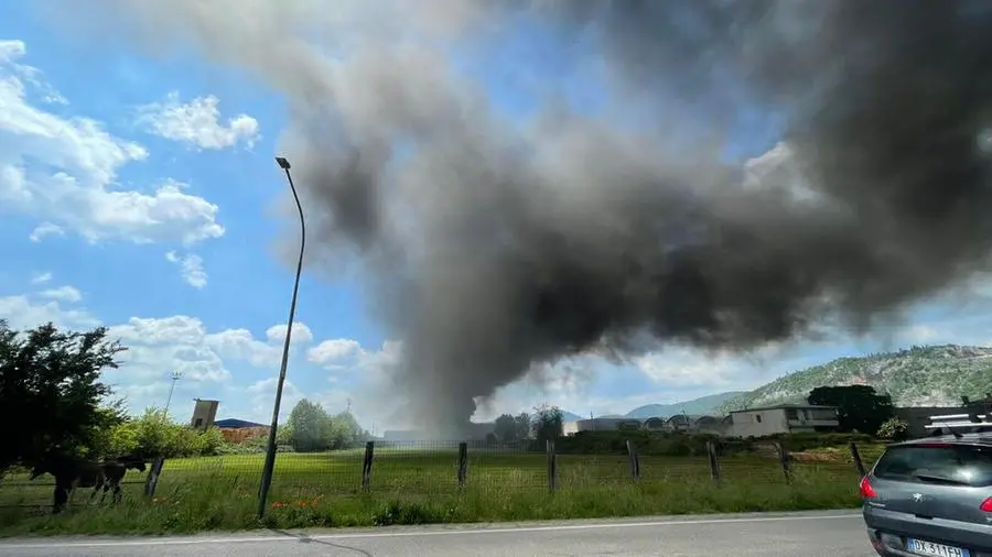 Grosso incendio alla Tecnofor di Paitone