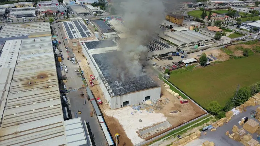 Grosso incendio alla Tecnofor di Paitone