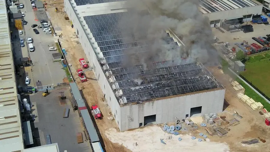 Grosso incendio alla Tecnofor di Paitone