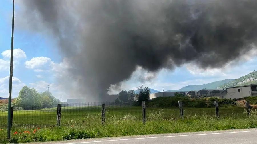 Grosso incendio alla Tecnofor di Paitone